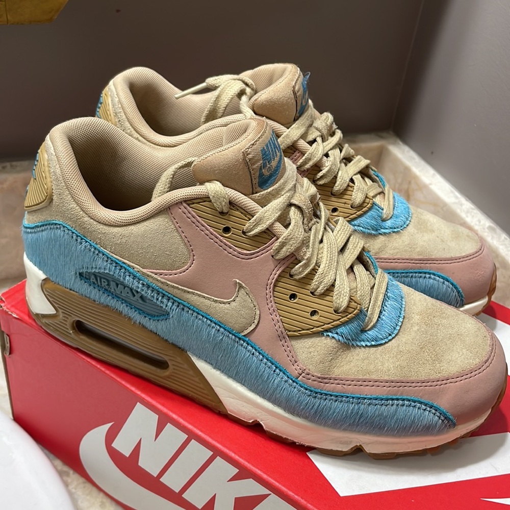 RARE🦋NIKE AIR MAX LX - EMBOSSED PONY FUR